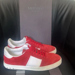 Valentino flycrew - Säljer nu dessa feta flycrews i strl 44. Skick 8,5/10 Saknas 3 nitar. 1 på vänstra och 2 på högra. Går att tvätta bättre än vad jag gjort. Ingår: box, 1 extra nit