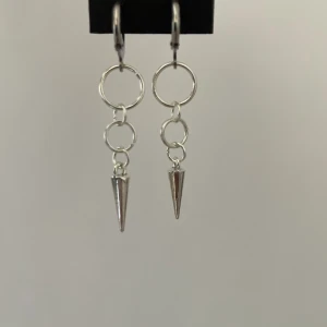 "Violet" - Fina och trendiga silver örhängen😊😊