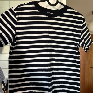 Randig t-shirt  - Randig t-shirt i storlek xs men passar även S. Knappt använd, inga Defekter.