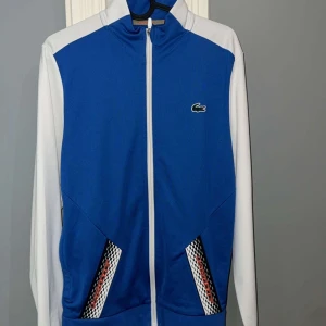 Lacoste full zip - Lacoste full zip använd fåtal gånger i vit och blå färg size s