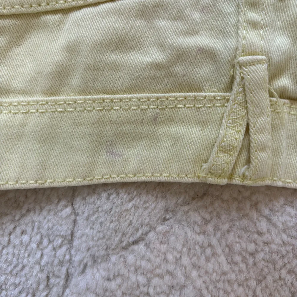 Ljus gula shorts som är jätte fina nu till sommaren 💛💛 Se sista bild för en liten fläck. Man ser det knappast när man har på sig dem . Shorts.