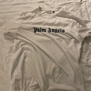 Palm angels T-shirt  - Har ej använts. Skicket är väldigt bra. 