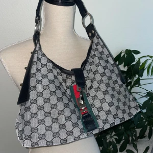 Y2k bag - Fin väska som tyvärr är trasig vid spännet. Har dragkedja som fungerar dock:) rymlig och perfekt storlek. 