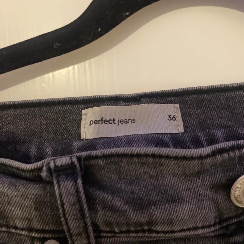 Gråa bootcut trendiga jeans som tyvärr inte passar mig längre🥲 skriv privat för mer info💗. Jeans & Byxor.