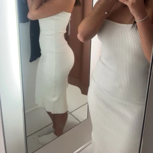 Långklänning  - Säljer nu min vita långklänning ifrån Gina. Hade den på skolavslutningen förra året sedan dess har den aldrig använts så den är som ny. Den är i xs men skulle säga att den passar en s.