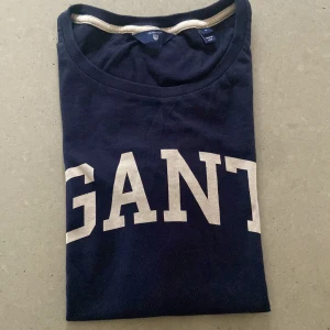 Gant T-Shirt - Mörkblå Gant T-Shirt strl S.