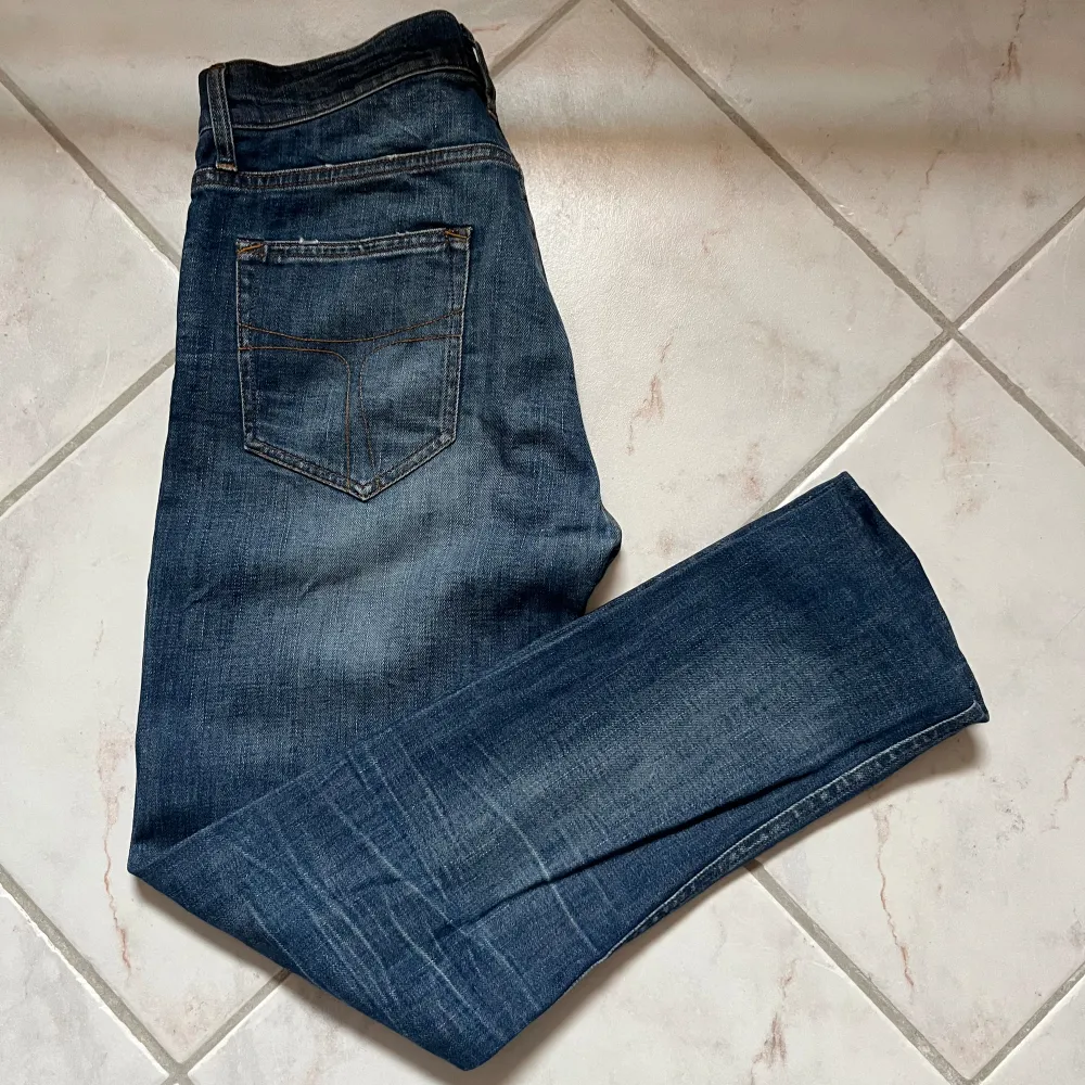 Riktigt feta slim fit Tiger of Sweden jeans i storlek W31/L34. Passar perfekt på dig som är mellan 175-185 cm. Skick 9/10 (använda sparsamt). Vid frågor eller fler bilder är det bara att skriva.. Jeans & Byxor.