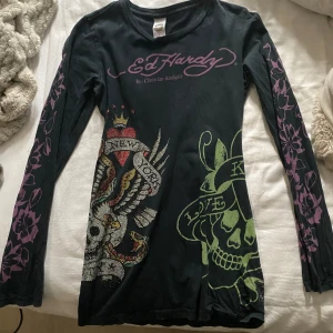 Långarmad ed hardy - As snygg långarmad ed Hardy tröja med rhinestones o detaljer finns ett litet hål som inte syns som fans där när jag köpte tröjan och märks inte av🥀💋