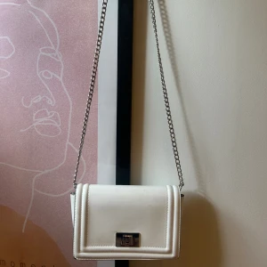 Vit axelremsväska  - Väska med silvriga detaljer i bra skick.