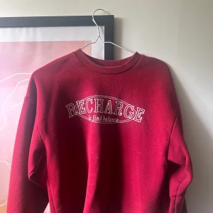 Röd Sweatshirt  - Texten är lite sliten, men annars bra skick. Storlek XS men passar även S/M. 