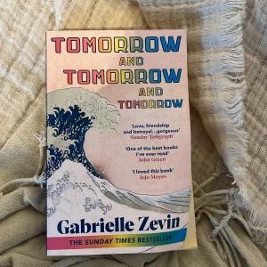 ”TOMORROW AND TOMORROW AND TOMORROW” - ” TOMORROW AND TOMORROW AND TOMORROW”, bok av Gabrielle Zevin. Super bra och har varit ”the sunday times bestseller”. Nypris 280 kr.