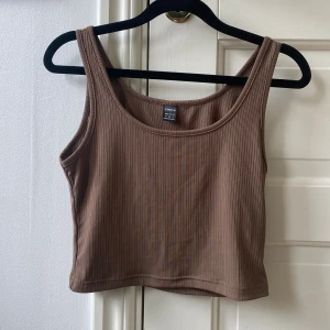 Brun topp - Fin basic topp som inte kommer till användning. I storlek M men passar som en S också