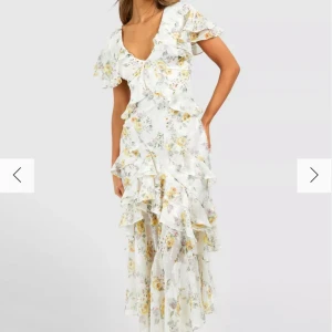 Klänning sökes.  - Söker denna klänningen från boohoo. Hör av er om ni är intresserade av att sälja den. Storlek 34-38. 