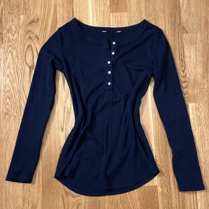 Henley tröja  - Säljer en jättesöt Henley tröja då den tyvärr inte passar mig 🩷 kom privat för fler bilder/frågor! 