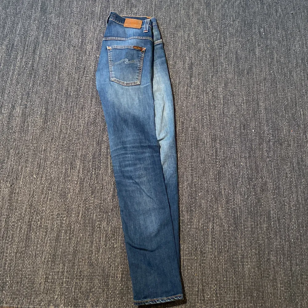 Säljer dessa fräscha nudie jeans i jätte bra kondition med nypris på 1300, skriv om ni har några funderingar.. Jeans & Byxor.