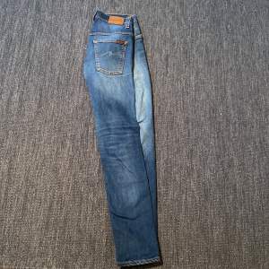 Säljer dessa fräscha nudie jeans i jätte bra kondition med nypris på 1300, skriv om ni har några funderingar.