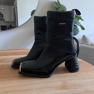 EYTYS Gaia boots - EYTYS Gaia Boots Storlek 37. Använda enstaka gånger, finns inga tecken på användning.  Nypris 4000kr. 