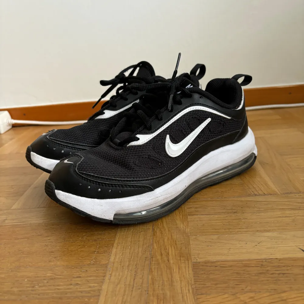 Nike skor i fint skick, storlek 39. Skor.