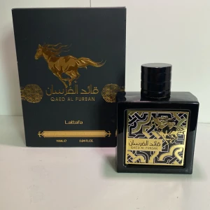 Lattafa queed al fursan - Köpte nyrligen, helt full och i bra skick. Box tillkommer. Perfekt tropisk parfym för sommaren, Skriv vid funderingar.