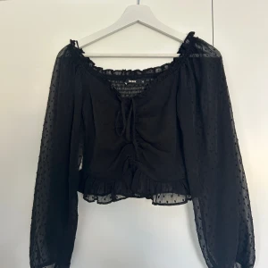 Svart blus - Svart mesh blus från Bikbok med fina detaljer. Perfekta partytoppen🥳🤩