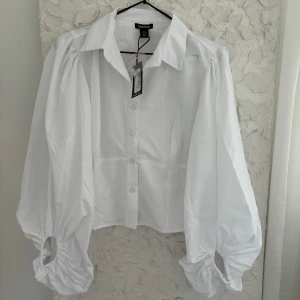 Fin skjort-blus - Så fin skjorta med en figursydd passform och puffiga armar🫶🏼 aldrig använd, lapp kvar 