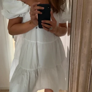 jättefin vit klänning med puffärmar från HM - Storlek M