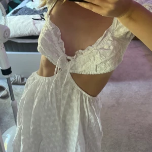 Vit klänning  - Sjukt fin klänning. Skriv för fler bilder 💓💓💓