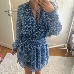 Blå klänning - En blå klänning med vita och gröna detaljer ifrån Zara!!💙 Har endast änvänt en gång tidigare!! Lägg gärna prisförslag!!💙💙