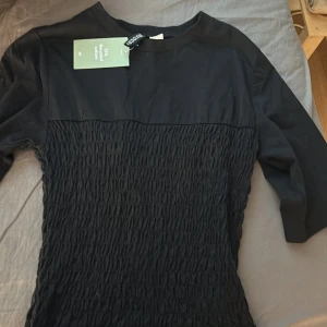 Smockad topp - Smockad topp från H&M i mycket bra skick. Testat den 2 gånger annars aldrig använd med prislapp kvar. 
