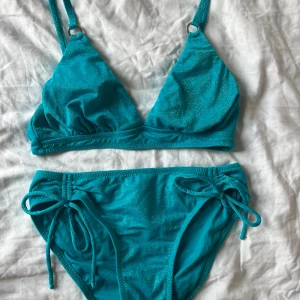 Glittrig bikini - Glittrig bikini i strl 36, köpt i Turkiet och är helt oanvänd.