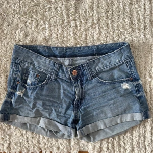 Jeans shorts - Jeans shorts i mycket fint skick. Säljer dessa då de blivit för små för mig. 
