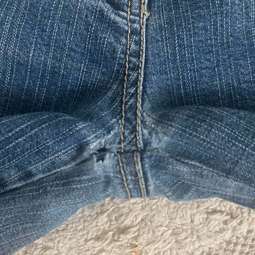 Jätte snygga jeans från 2000 talet 💕 byxorna är från Kappahl men går ej att köpa längre💗har en mindre defekt mellan benen som inte syns det sitter även en skinlspp där bak som går att ta bort med sax💞 säljer då dem är lite för stora💓. Jeans & Byxor.