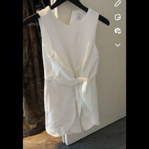 Vit byxdress - Vit taight byxdress som köptes på river island innan de stängdes ner. Köpt på barnavdelningen men passar någon med storlek 32/34! Så fin till student/mottagning/dop/middagar mm!💞Finns en liten fläck på (därav priset)