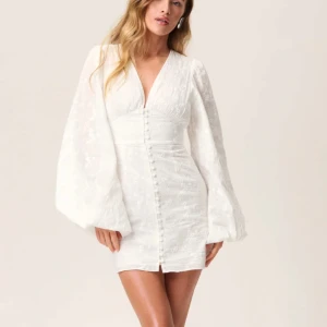 Klänning  - Klänning från adoore! Slutsåld. Jättefin klänning💗helt ny så lappen är kvar. Säljer pågrund av att den för liten 