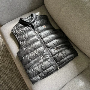 Moncler Gui - Säljer denna sköna gui väst i toppskick. Size 2, passar medium. Hör av er vid funderingar.