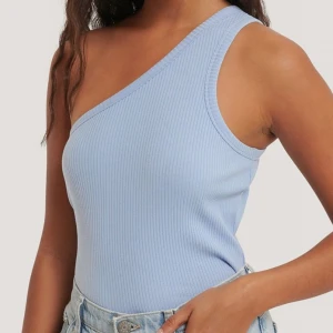 One shoulder top - One shoulder top i färgen ljusblå. Väldigt classy och passar fint till bl.a. kjol och kostymbyxor. Ej använd pga. fel stl.