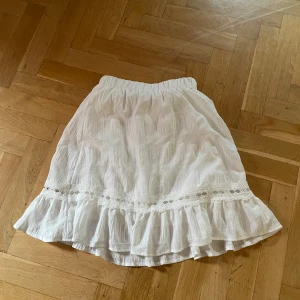 Kjol till knäna  - En kjol köpt från shein som inte har kommit till användning i storlek S. 