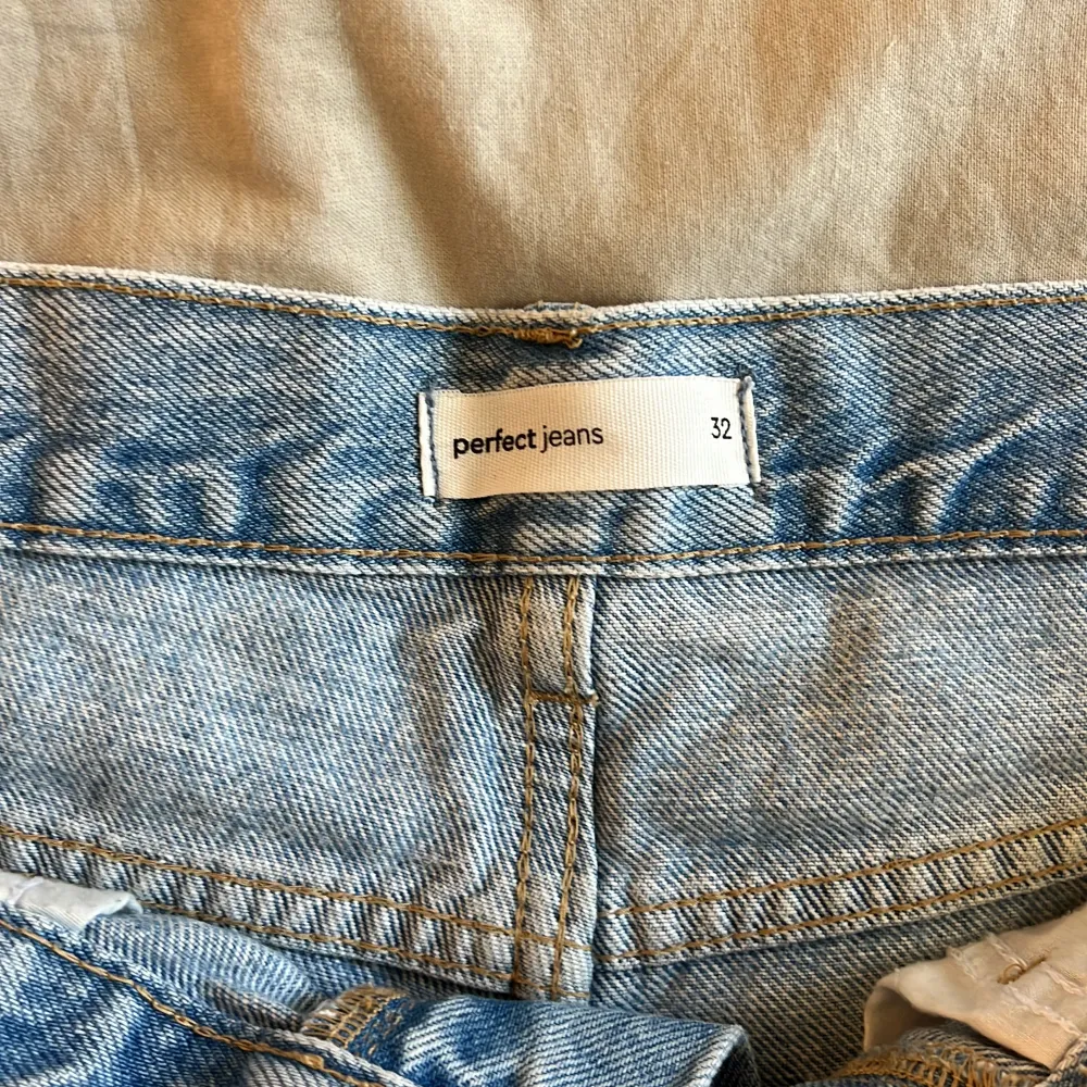 Säljer mina lågmidjade jeans shorts pga att de är för små! Köpta i höstas och som nya!  . Shorts.