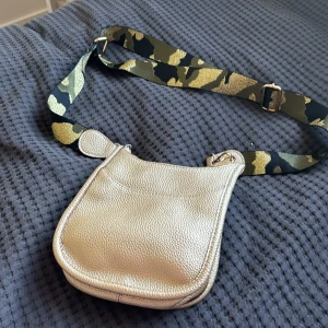 väska - gullig väska med militär mönster. Aldrig använd och är från märket ”Best of Everything”