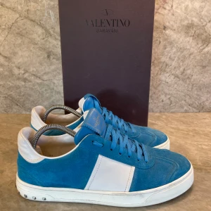 Valentino Flycrew - Säljer nu dessa blåa flycrews i storleken 42 🔵| Med skorna medkommer original box från valentino 🔵| Alla nitar finns kvar 🔵| Hör av er vid frågor eller fler bilder 🔵|