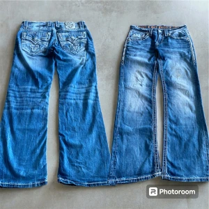 BOOTCUT ROCK REVIVAL JEANS  - Skit feta rock revival jeans bra skick utom några fläckar men syns knappt på. Dm för frågor eller andra funderingar 🔥🤣🚽