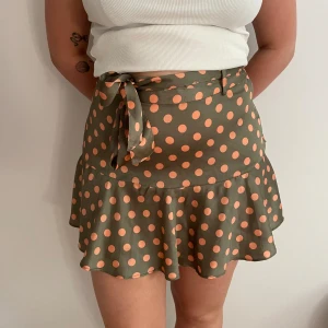Prickig zara kjol  - Söt volangkjol från zara. Aldrig använd. Står storlek L men sitter som en S/M. Den har inbyggda shorts😍