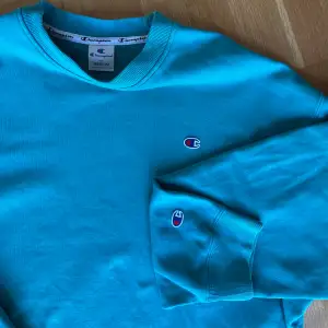 Vintage champion sweatshirt i mycket fint skick! Svårt att få med exakta färgen på bild men det är typ blå/grön isch 