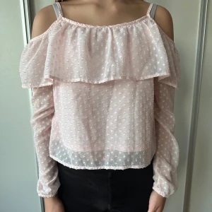 Rosa sommartröja  - Fin ljusrosa somrig långärmad tröja 💕 perfekt nu inför sommaren! Knappt använt, så den är i super bra skick. 