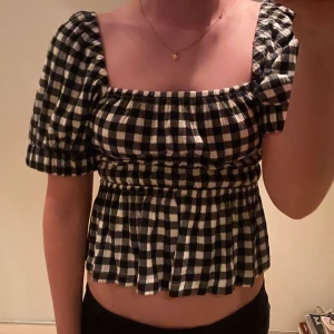 Blus med puffärm och volang!  - Superfin blus med puffarm och volang från Asos 💓