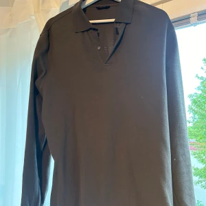 Tröja, Massimo dutti - Rensar ur garderoben inför kommande flytt, därav en massa grejer som ska säljas. Superfin tröja från Massimo Dutti som passar utmärkt att ha över en skjorta nu på sommaren. Tröjan är använd enstaka gånger och i det närmsta nyskick.