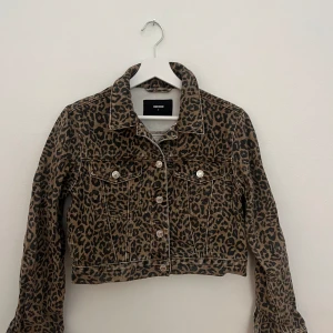 Leopard jeans jacka - Jeans jacka i leopardmönster från bikbok. Jätte fin och trendig