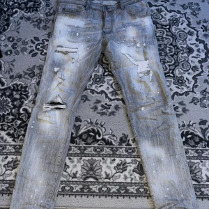 Hej! Säljer dessa dsq2 jeansen de har blivit för små på mig - Storlek S ungefär inga fläckar eller nått fel på dom alls, Sitter bra och är väldigt fina!