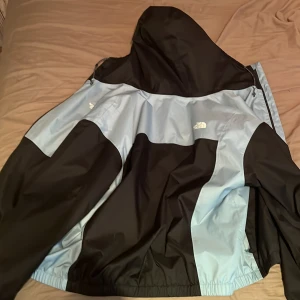 North Face windbreakee - Den är som helt ny, storlek XS men den passar nästan mig (185cm) och min syster perfekt (169cm) !Pris kan diskuteras!