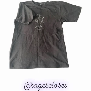 Trapstar Tee - Tjo säljer min feta svarta Trapstar t-shirt, den är i väldigt bra skick och är knappt använd. Storlek M o passar på mellan 175-185cm, självklart äkta, köpt hösten 2022 för ca 1000 + frakt o allt från uk. Skriv vid minsta fråga!